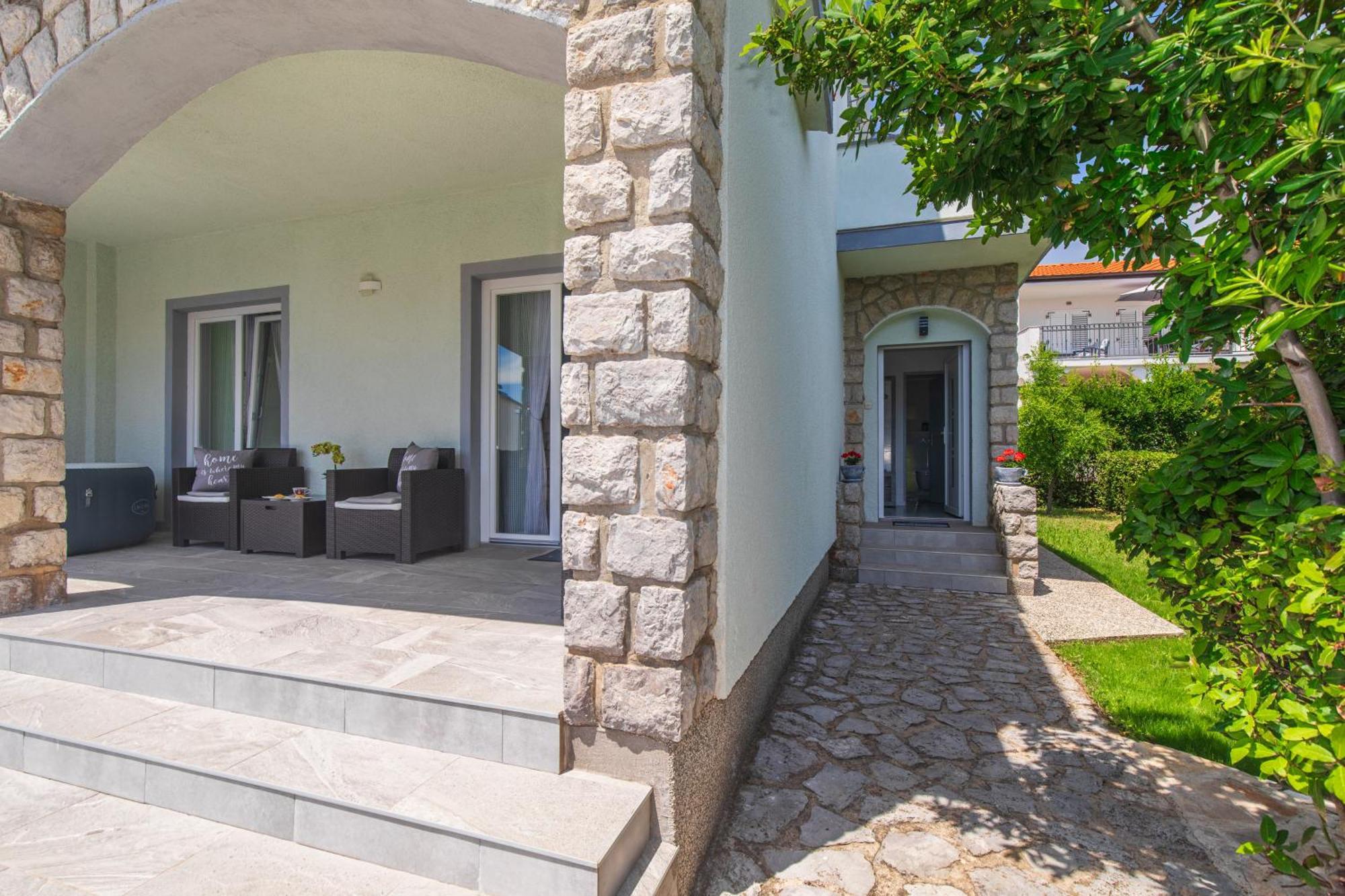 Apartment Tara With Seaview Krk Town Exterior photo