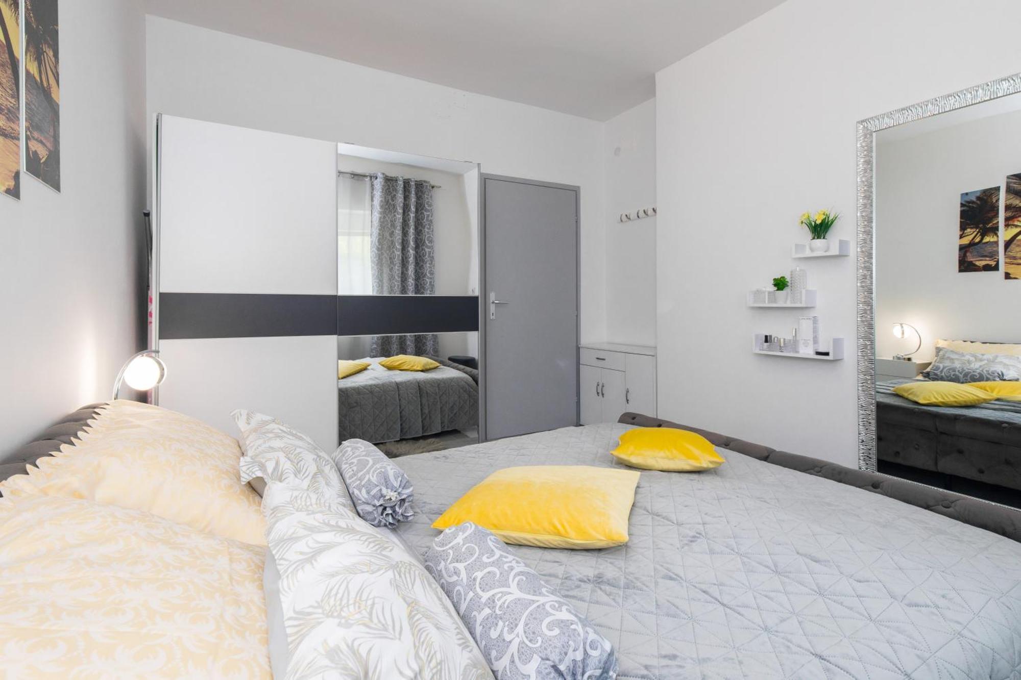 Apartment Tara With Seaview Krk Town Exterior photo