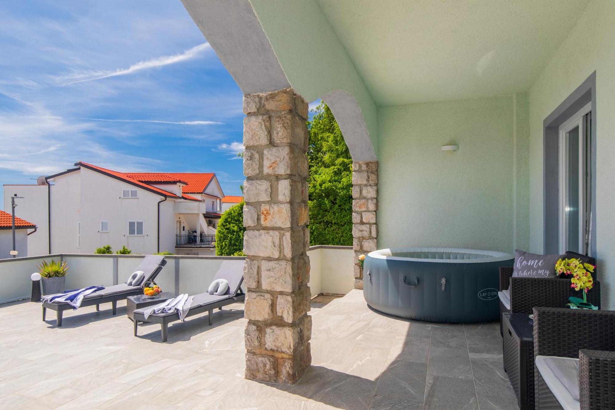 Apartment Tara With Seaview Krk Town Exterior photo